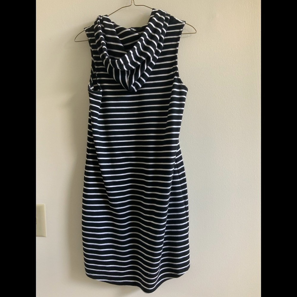 Hooded black and white striped sleeveless dress - Picture 2 of 3